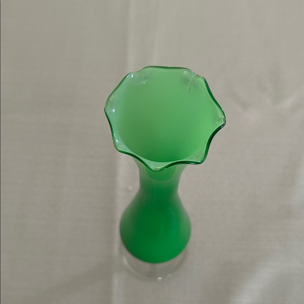 Vintage Green Glass Fluted Vase with swirl base 1960-70. H 10 in Dia 2.5 in - Picture 3 of 6
